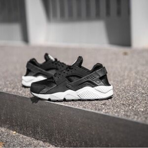 Nike Air Huarache Run Running Shoes Size 7Y Black and White